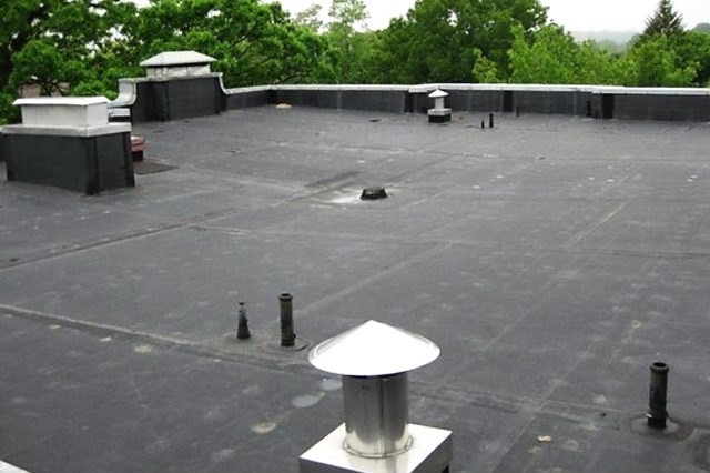 Особенности плоской крыши: плюсы и минусы ее использования