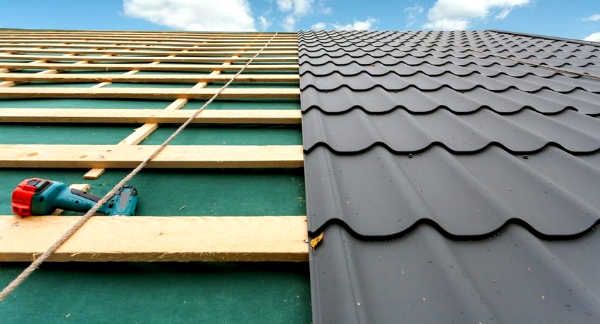 Устройство крыши из металлочерепицы: что нужно учитывать